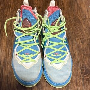 Stylish Athletic Shoes with Blue and Green Accents